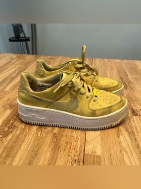 NIKE Air Force 1 in yellow